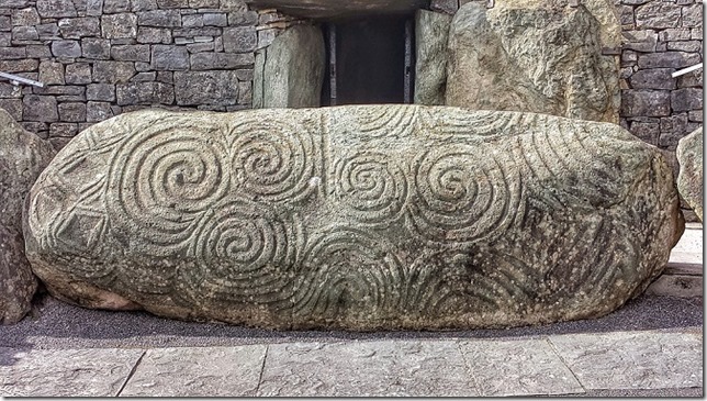 Newgrange_entrance_stone